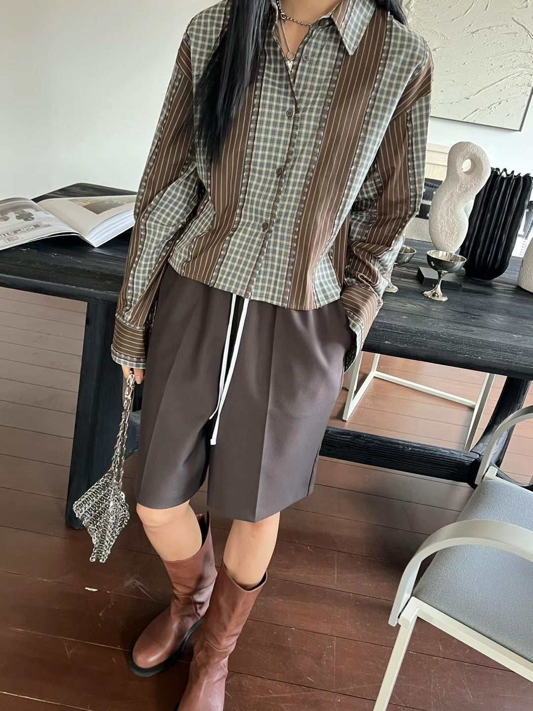 CONTRAST WAISTLINE STRAIGHT CUT SHORTS