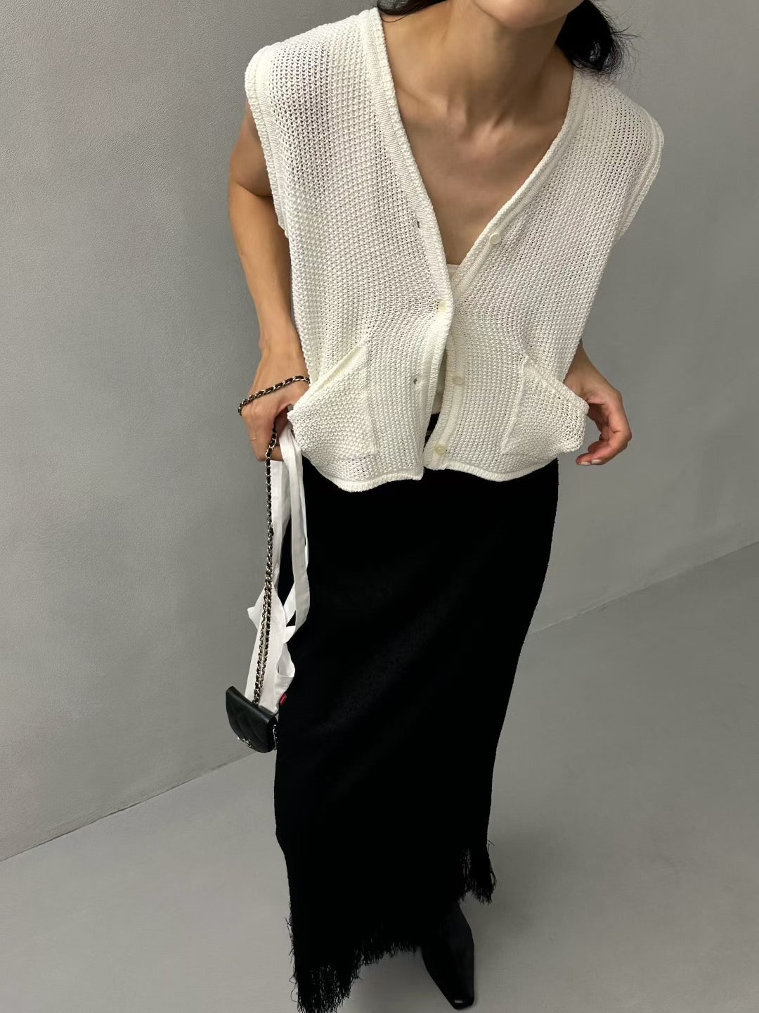 V NECK SLEEK KNIT VEST