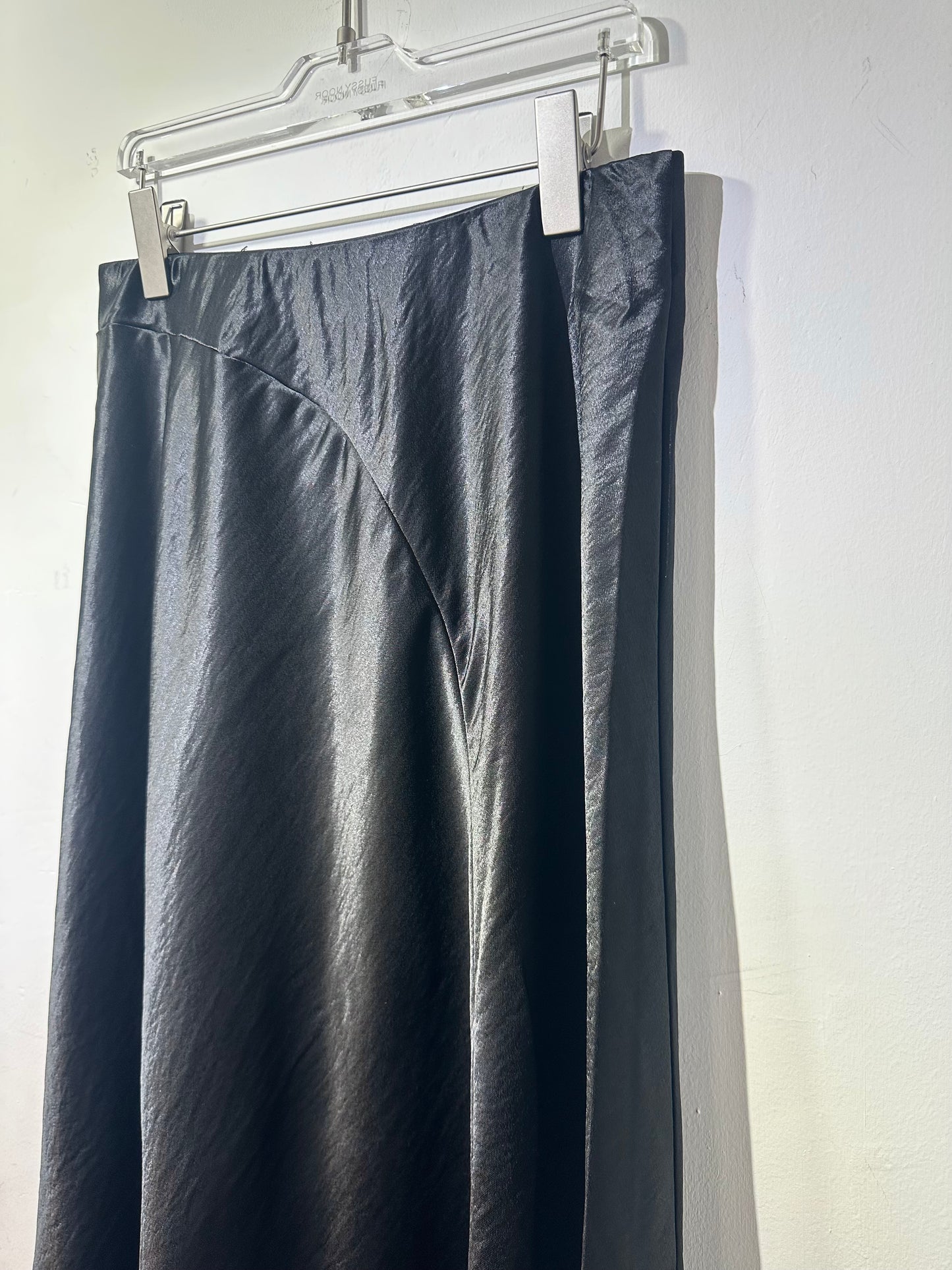 CURVE SEAM SATIN SKIRT