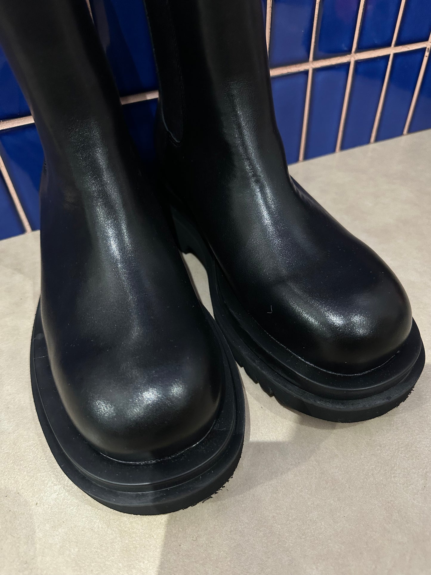 MID LENGTH CHELSEA BOOT ( CALF LEATHER )