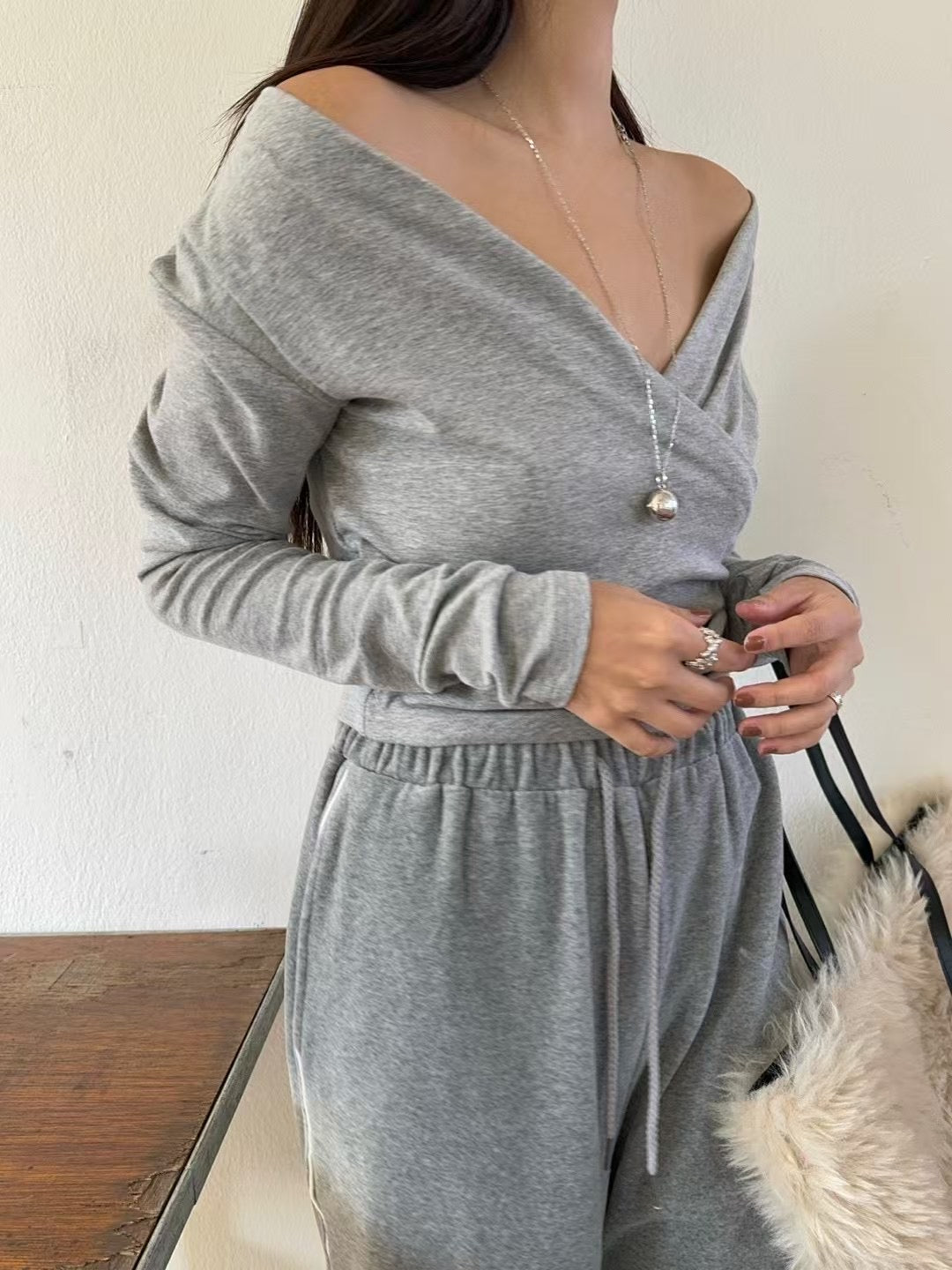 SLIM V NECK TOP