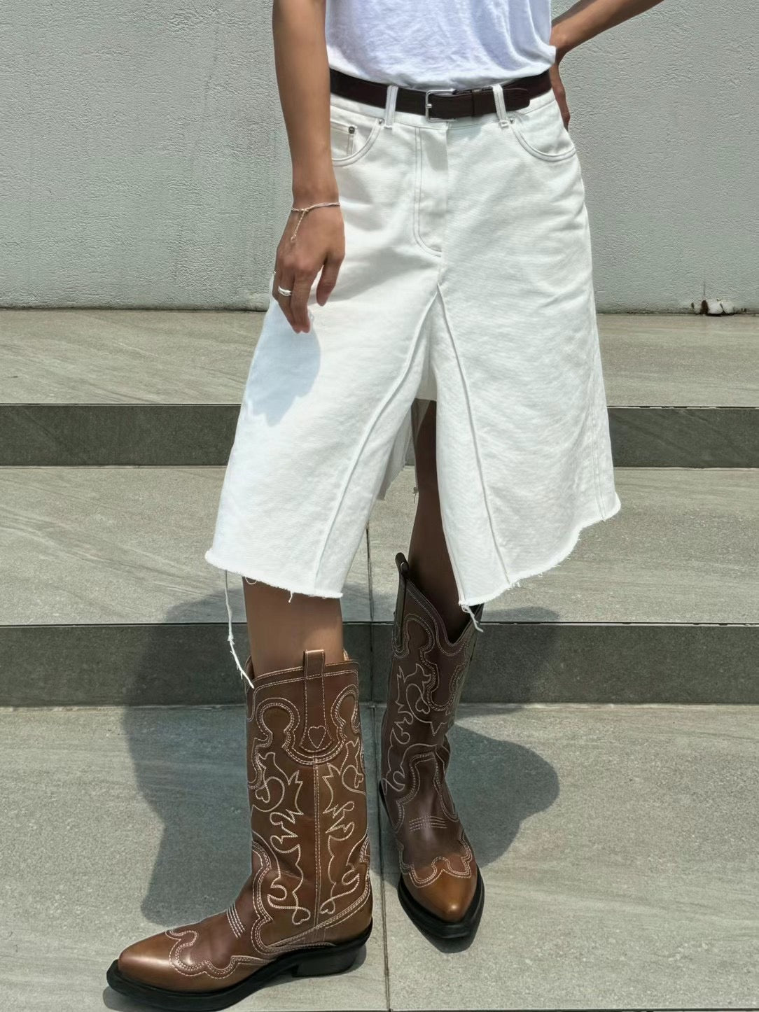 MID V CUT SKIRT