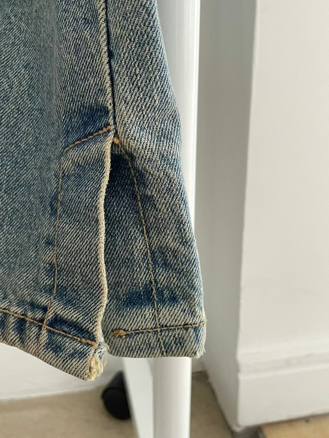 ROOMMATE SPLIT LEG OPENING JEANS