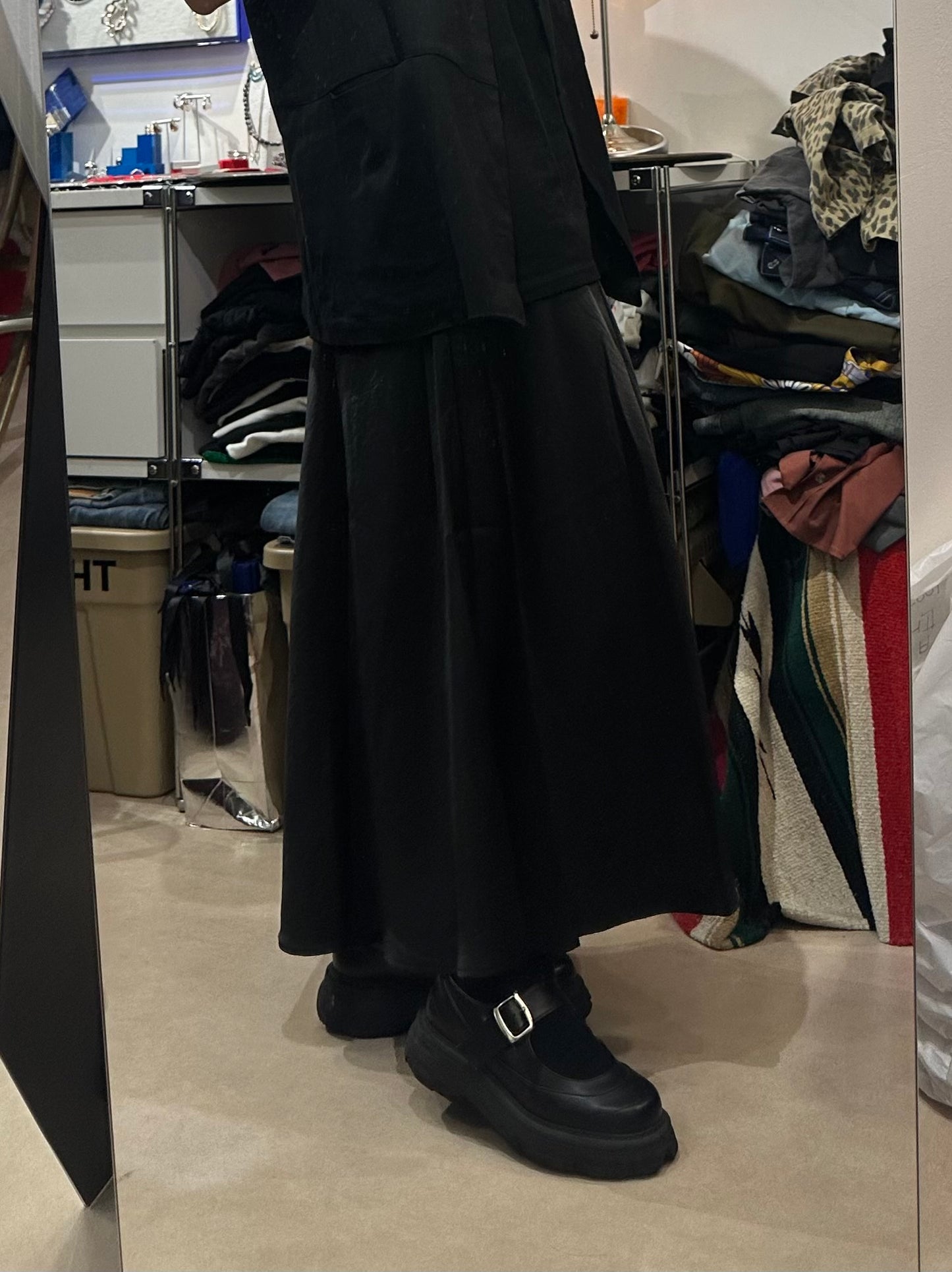 CURVE SEAM SATIN SKIRT
