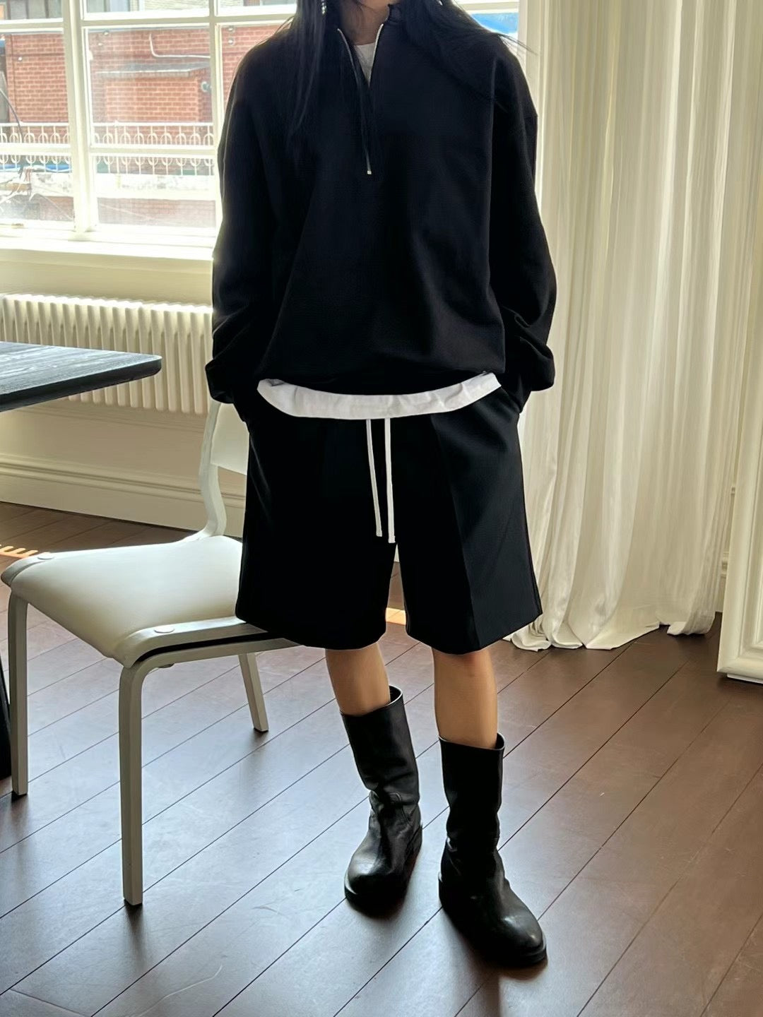CONTRAST WAISTLINE STRAIGHT CUT SHORTS