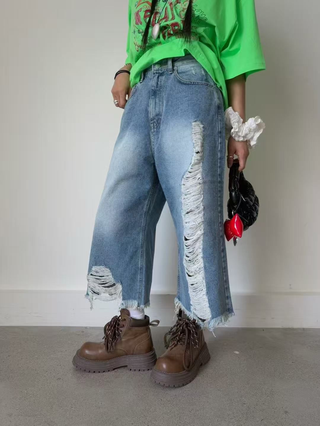 RIPPED CAPRI JEANS