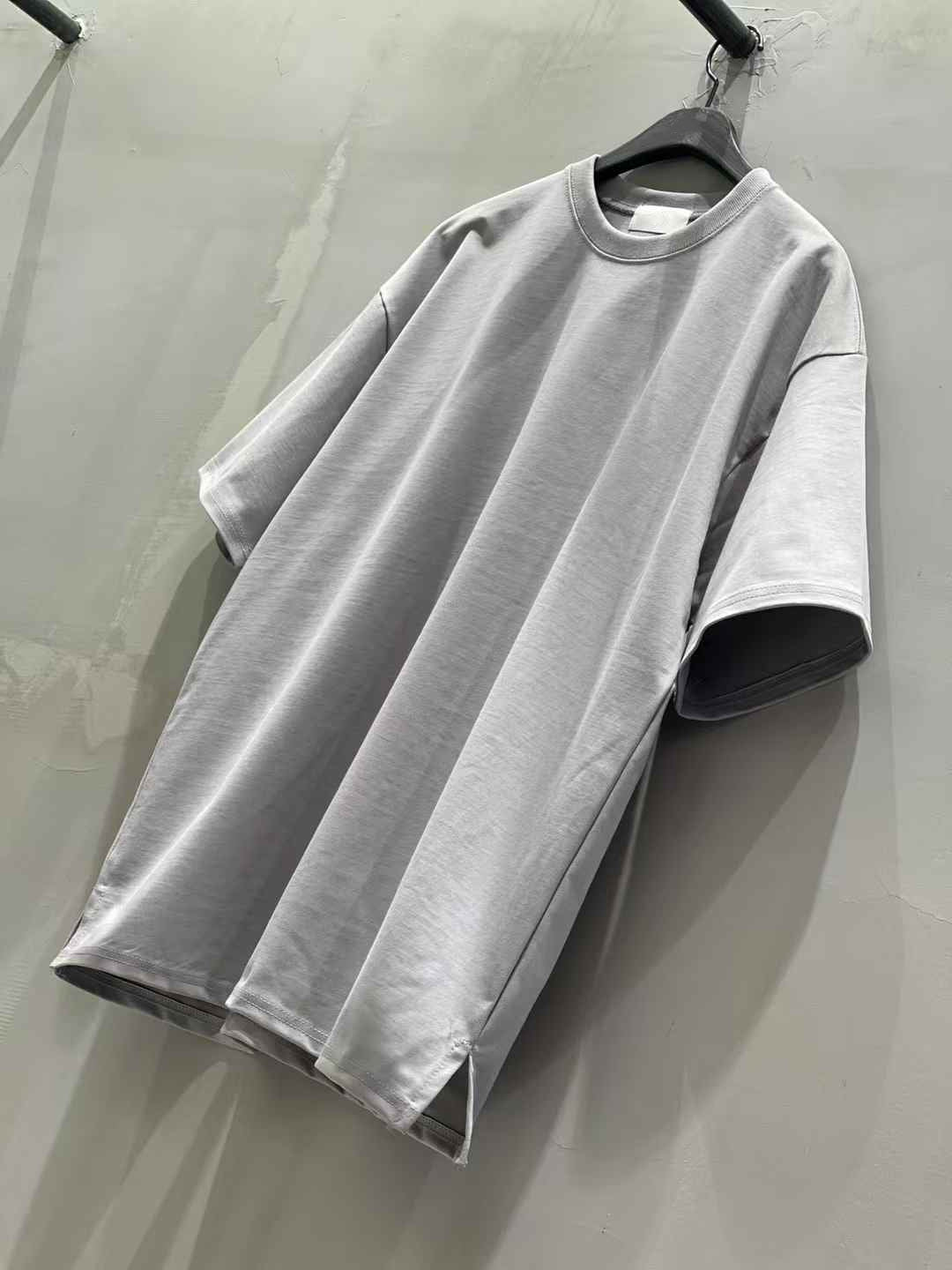 ROOMY SPLIT HEM TEE
