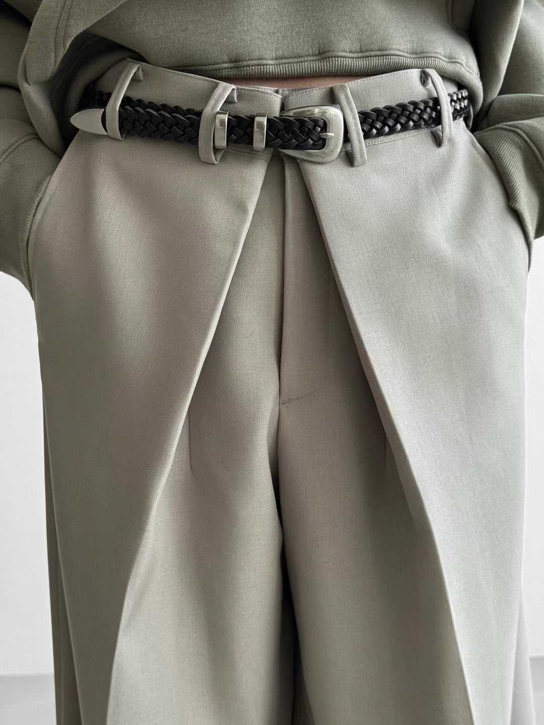 V PLEATED TROUSERS
