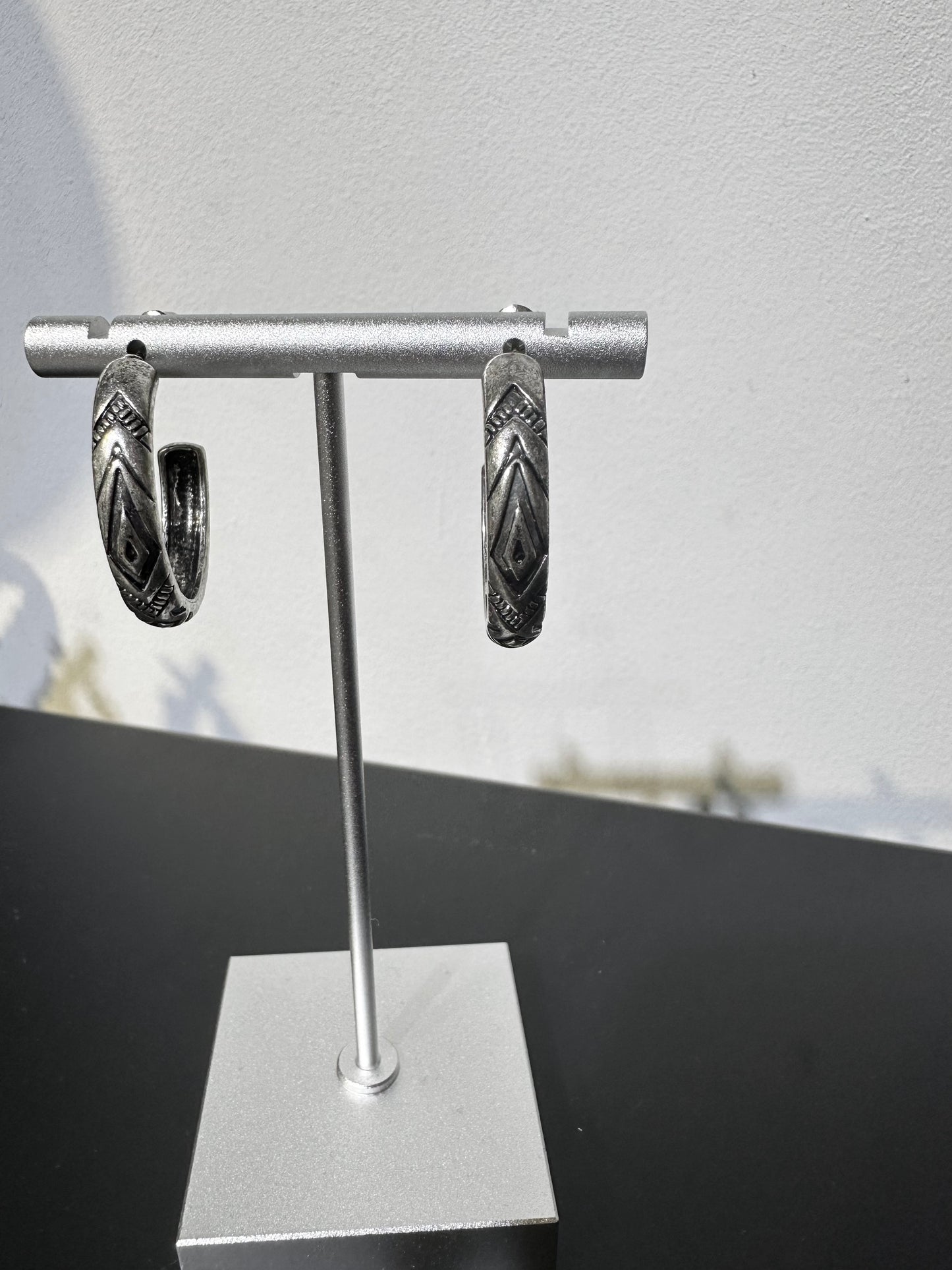 ARROW PATTERN C LOOP EARRINGS