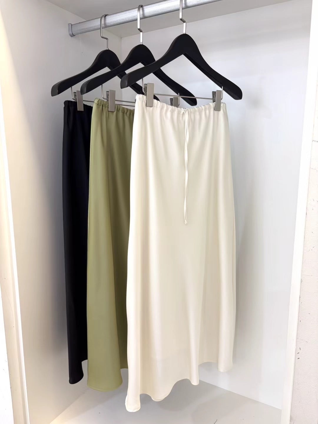 CLASSIC SATIN SKIRT