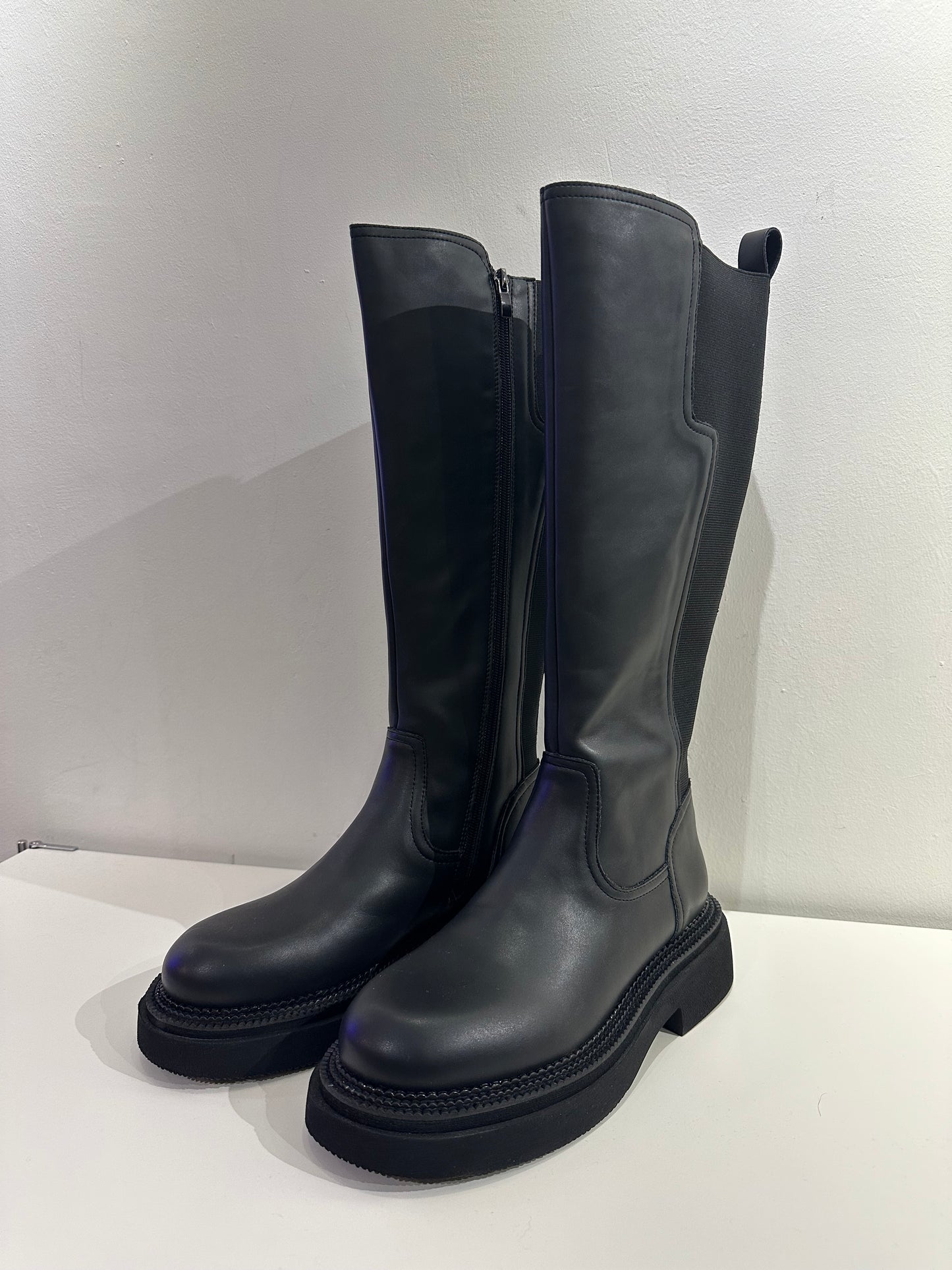 ROUND-TOE STRETCHY LEATHER LONG BOOTS