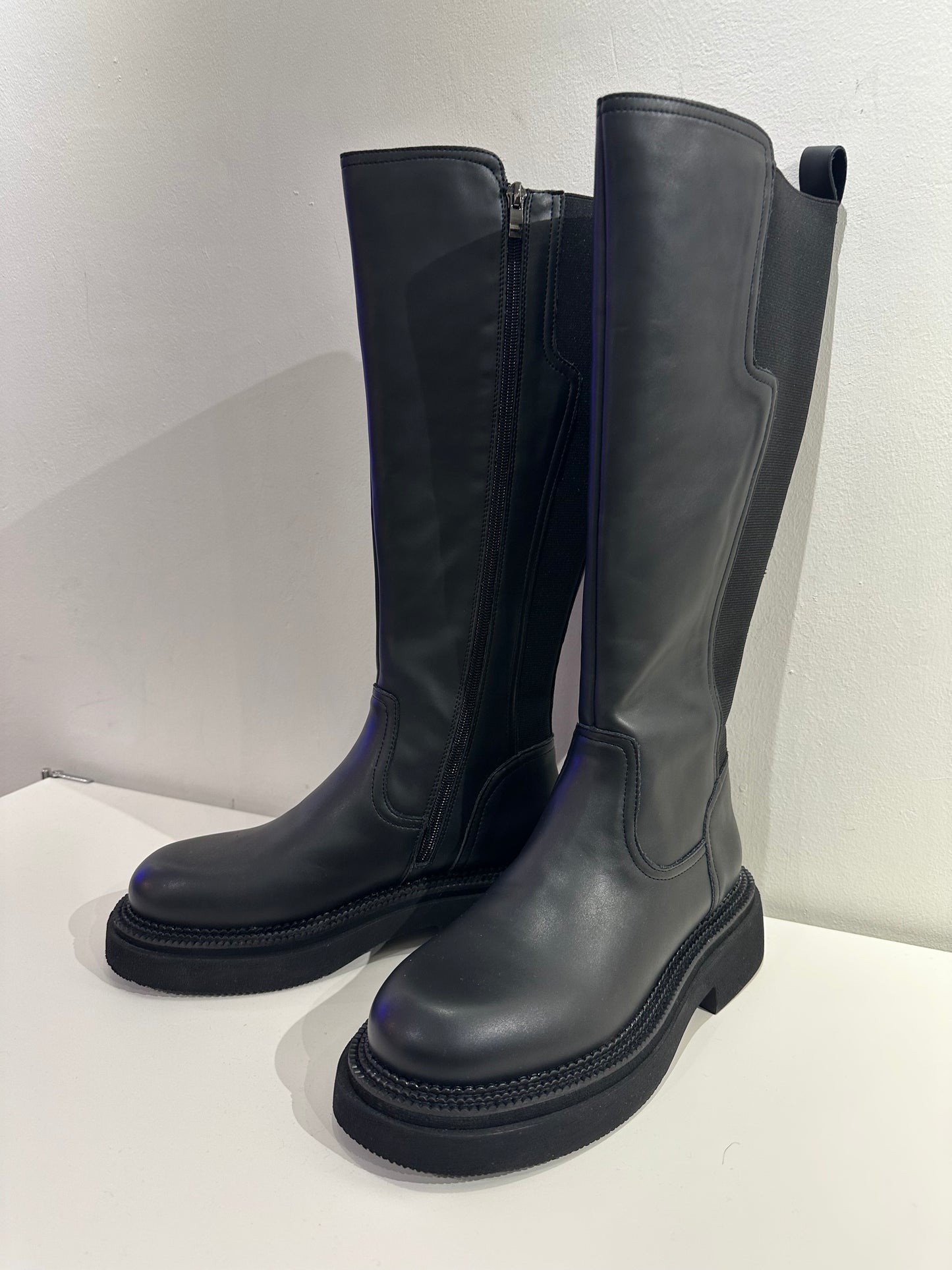 ROUND-TOE STRETCHY LEATHER LONG BOOTS