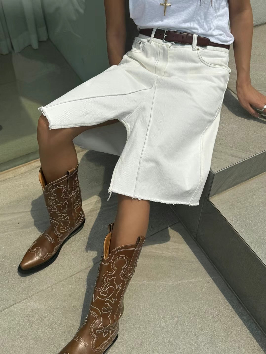 MID V CUT SKIRT