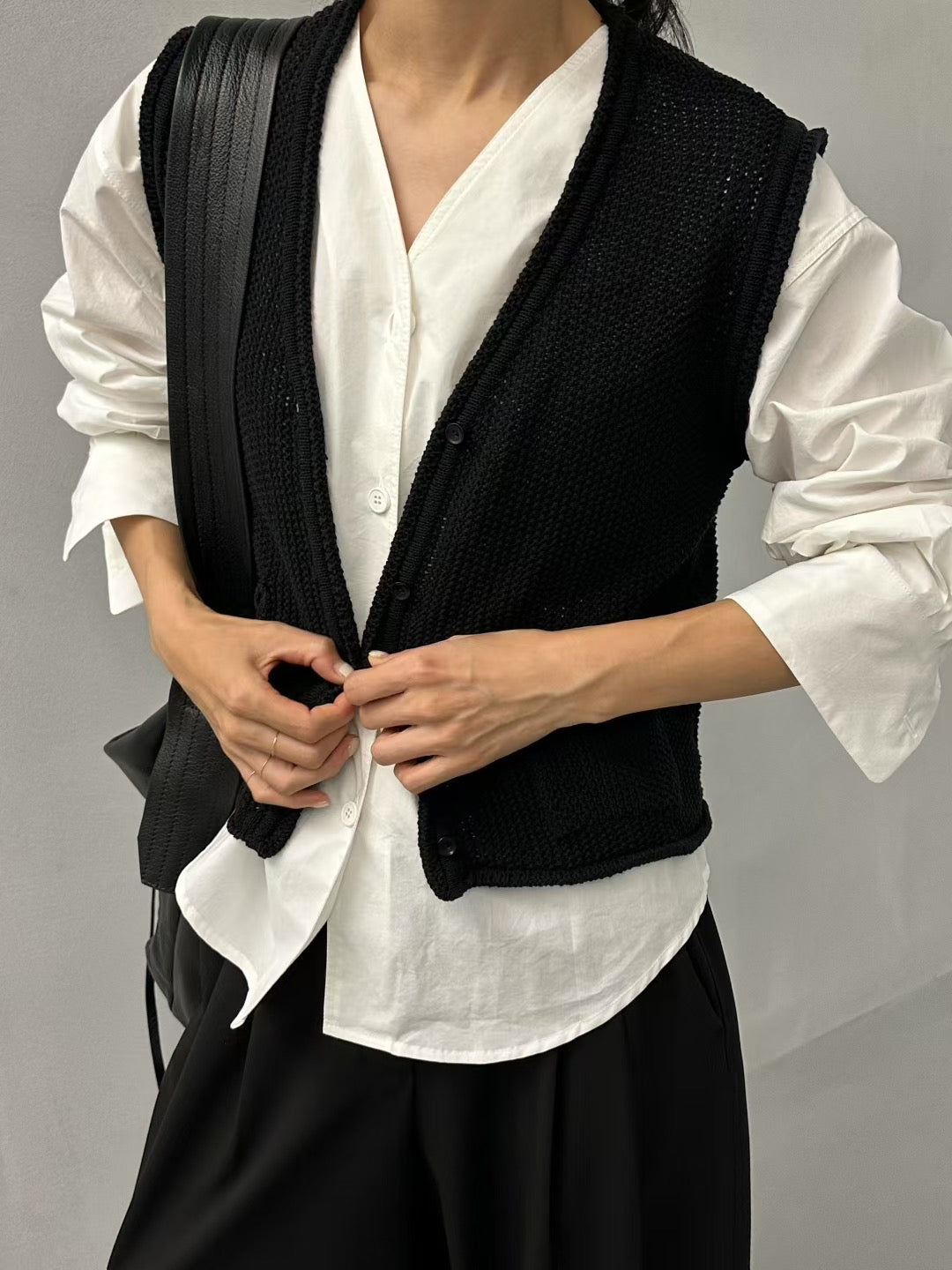 V NECK SLEEK KNIT VEST