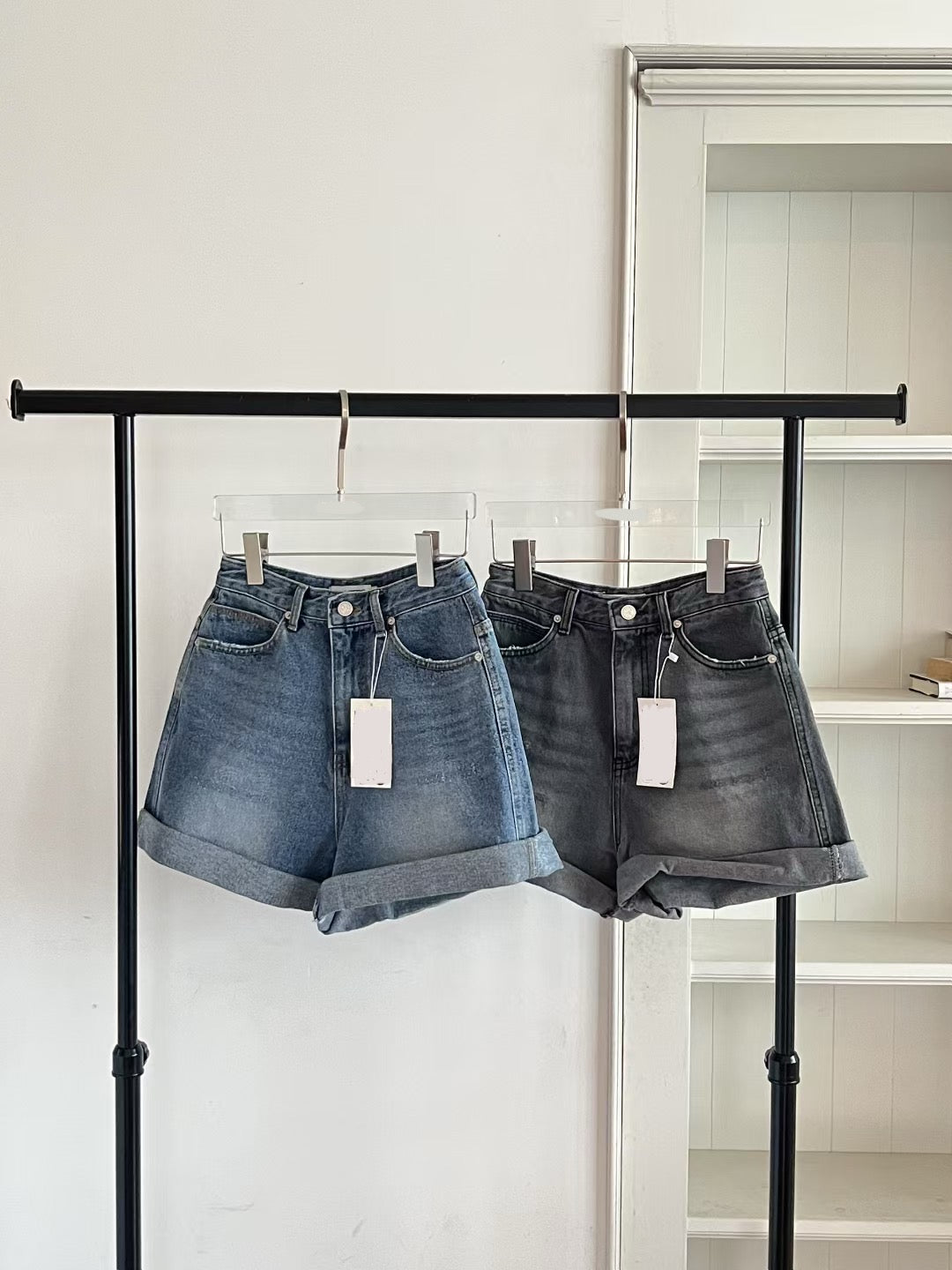 CHIC ROLLED-HEM DENIM SHORTS
