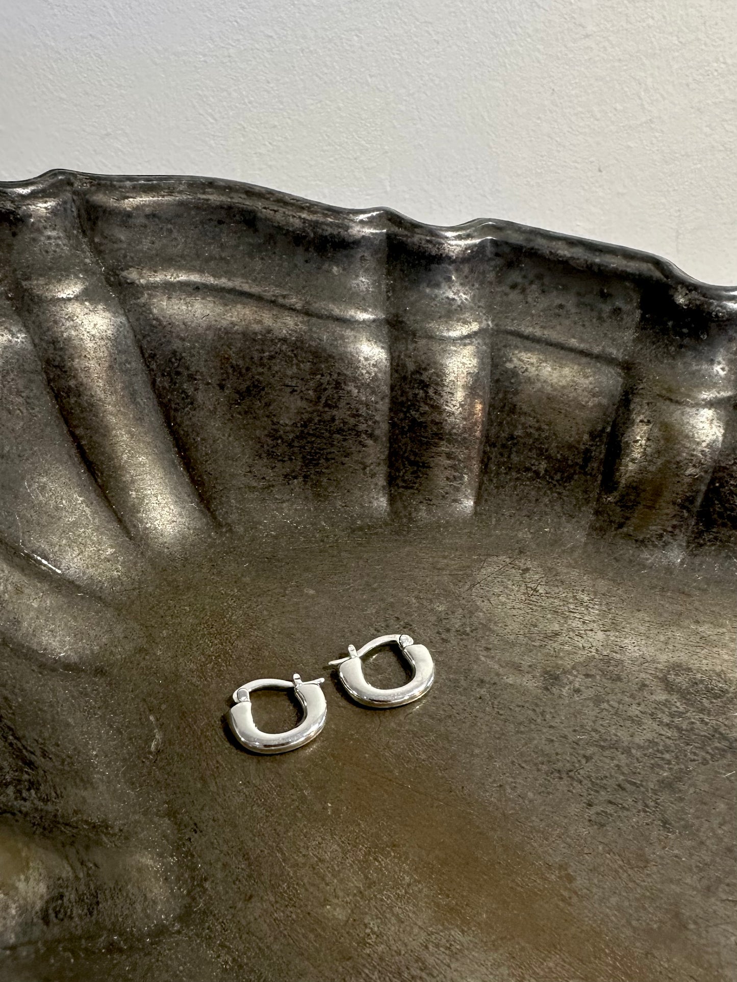 925 TINY U LOOP EARRINGS