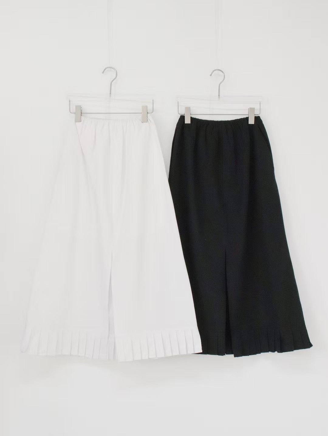 PLEAT END SKIRT