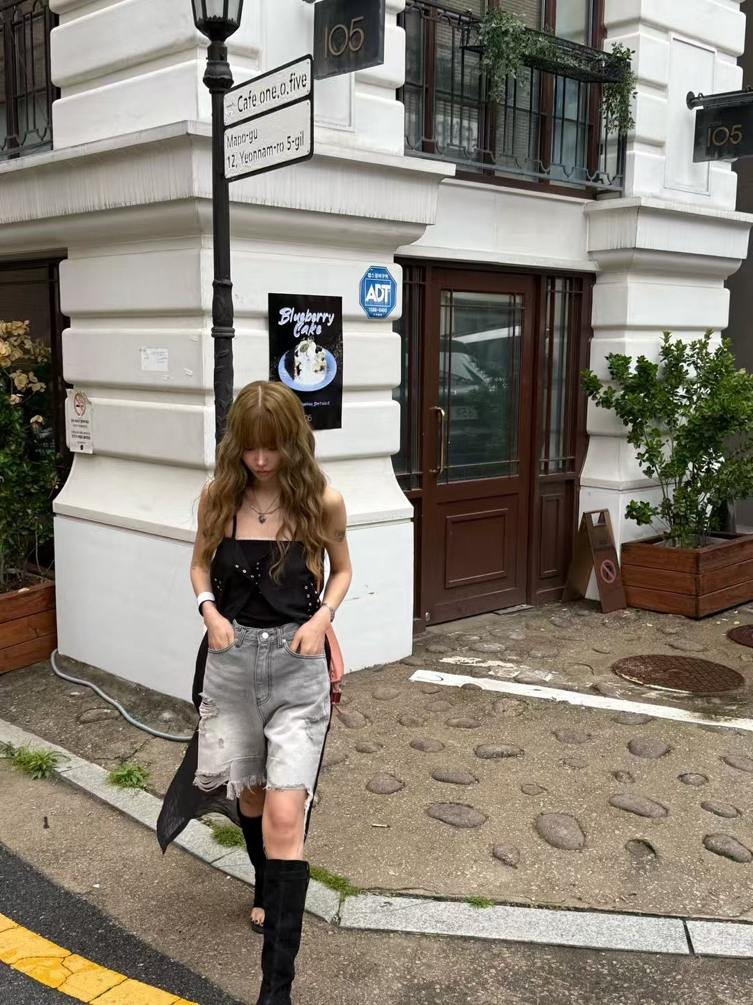 FRAYED HEMS WORN-IN DENIM SHORTS