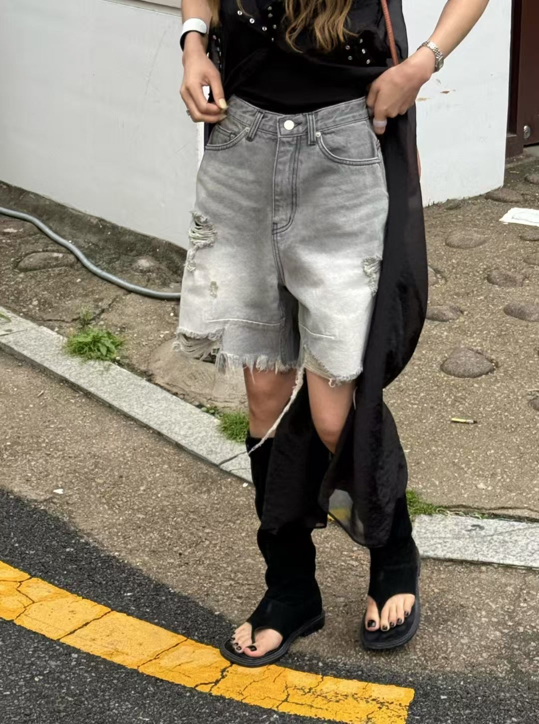 FRAYED HEMS WORN-IN DENIM SHORTS