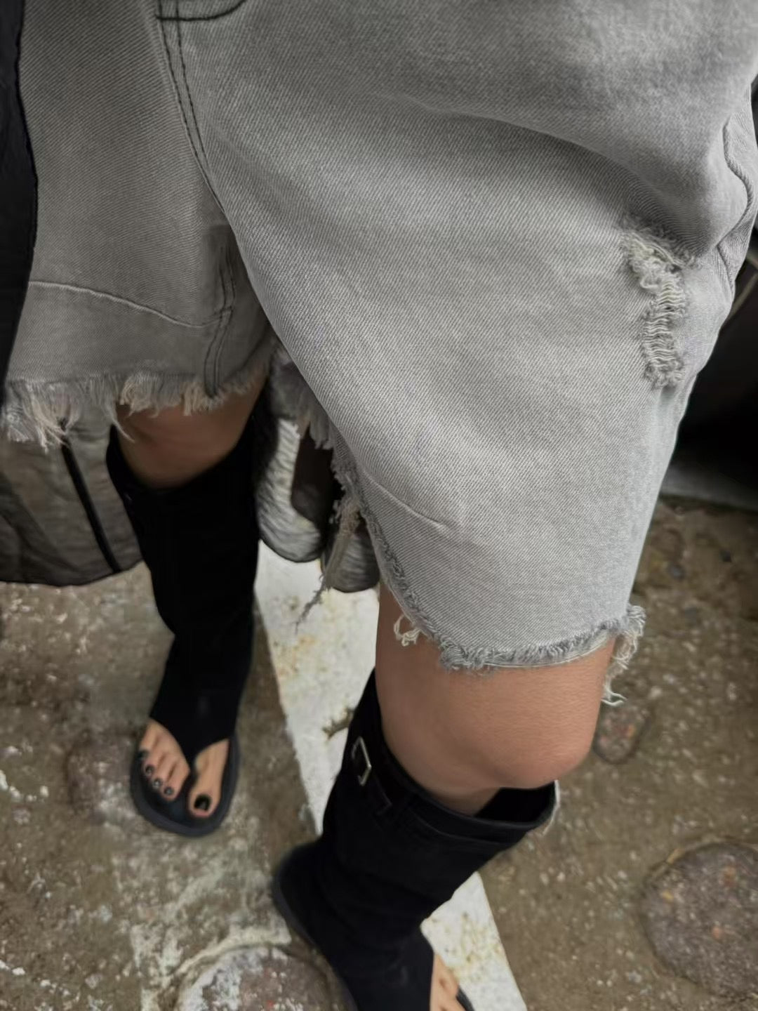 FRAYED HEMS WORN-IN DENIM SHORTS