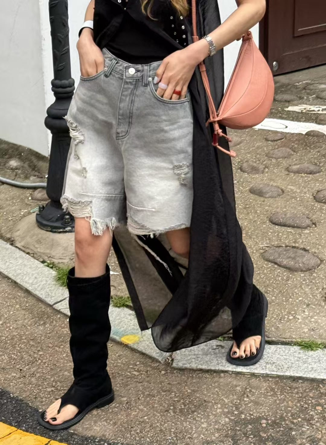 FRAYED HEMS WORN-IN DENIM SHORTS