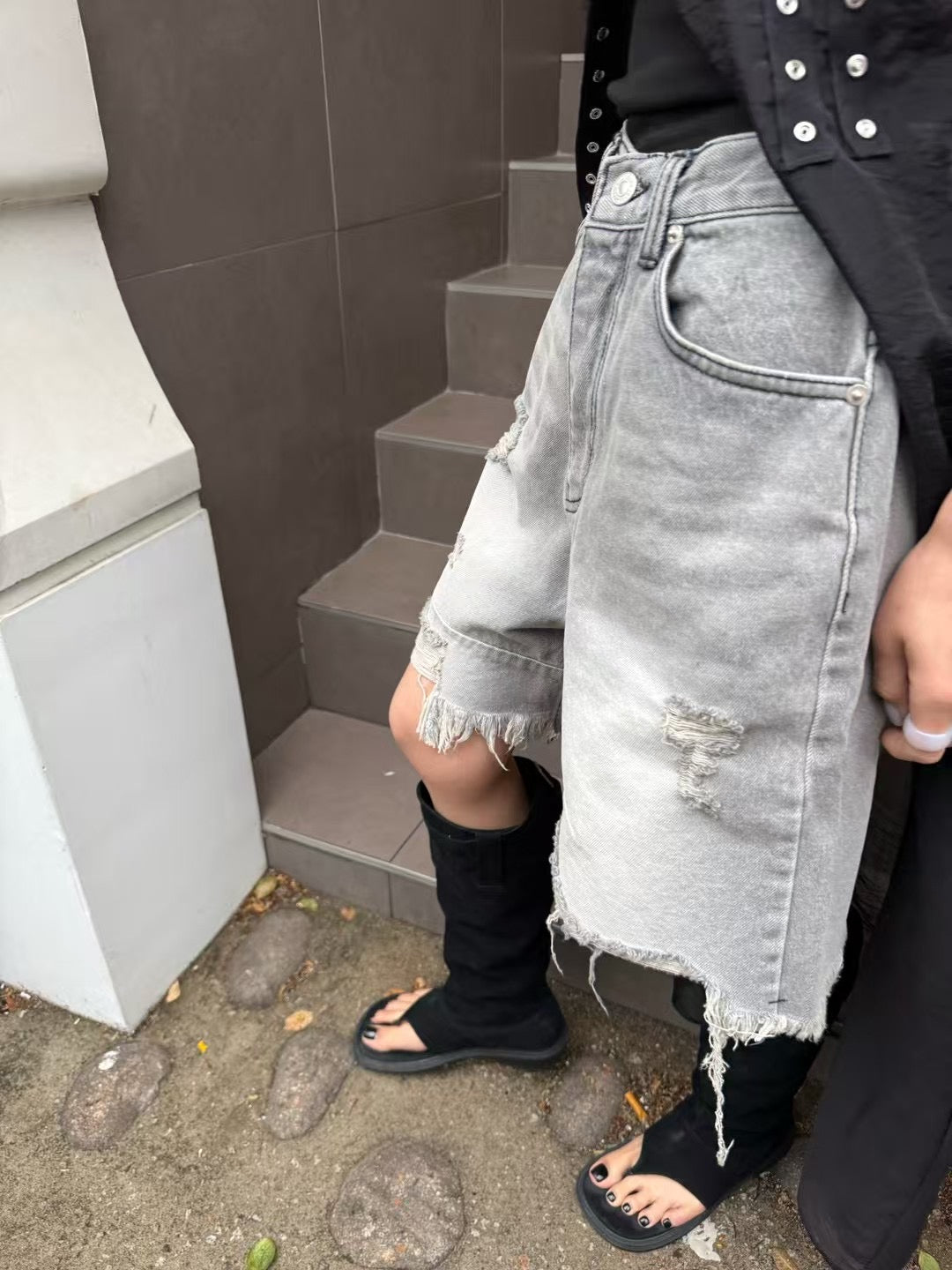 FRAYED HEMS WORN-IN DENIM SHORTS