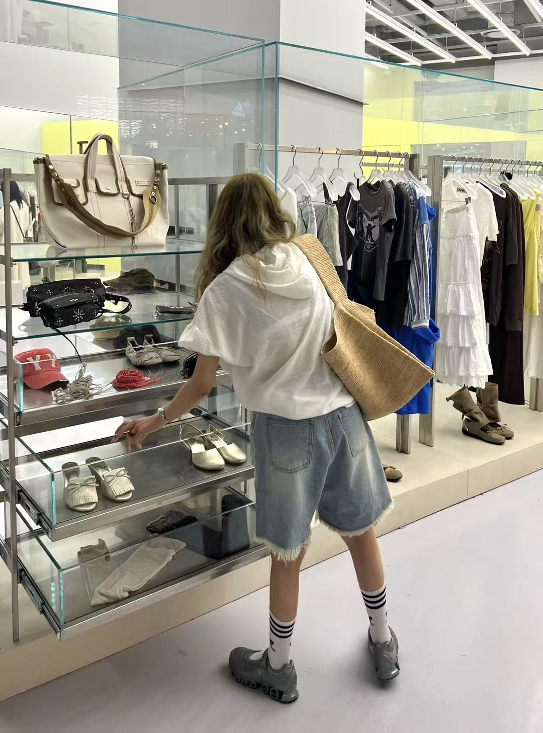 FRAYED HEMS WORN-IN DENIM SHORTS