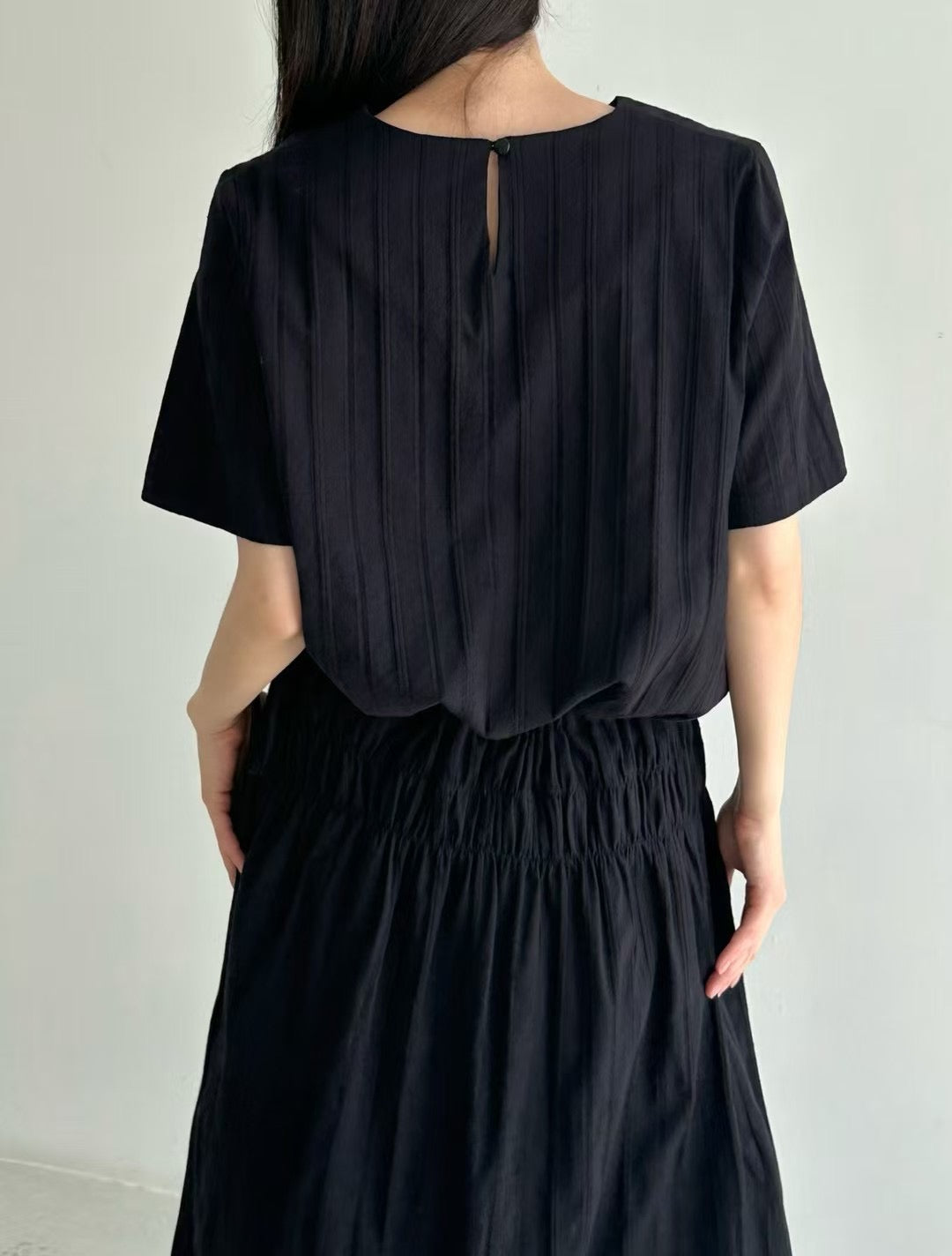 FLATTERING SILHOUETTE DRESS