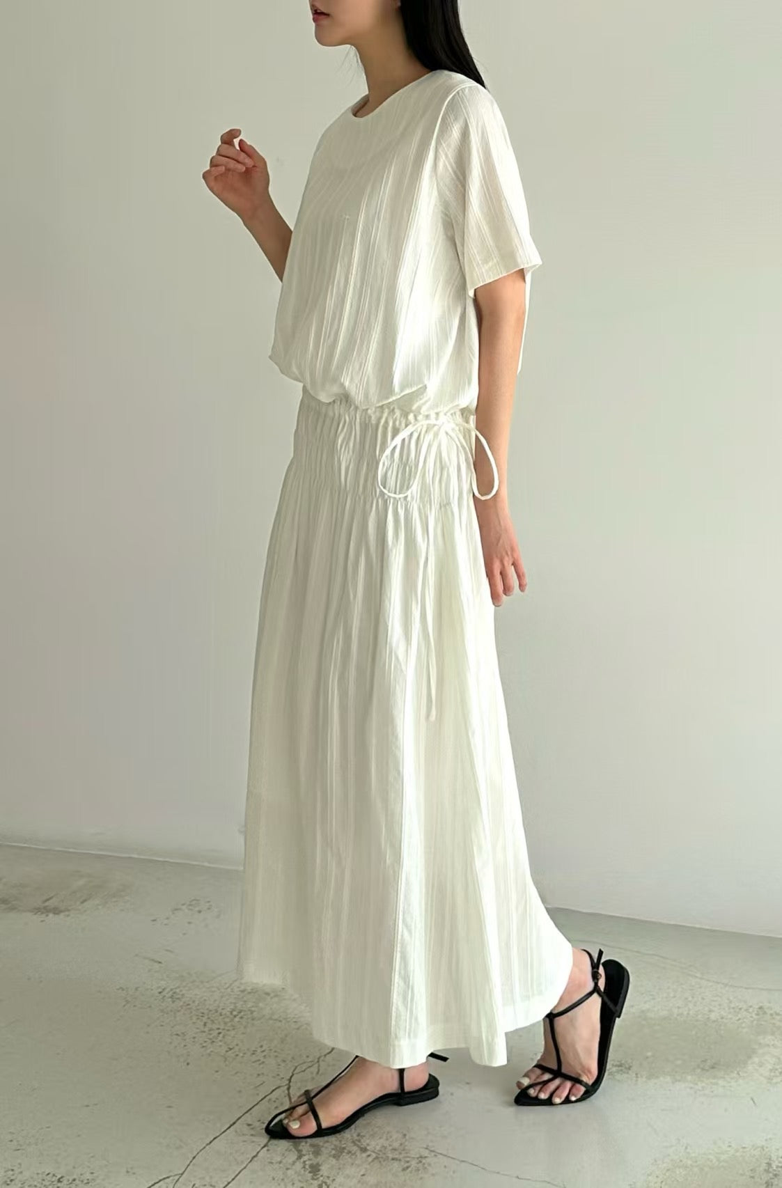 FLATTERING SILHOUETTE DRESS