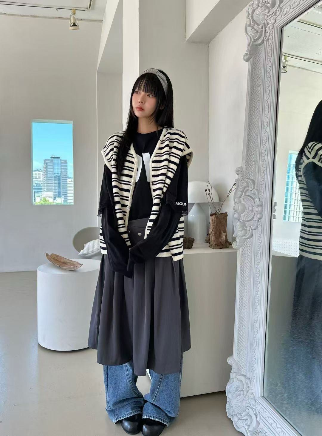 MONOCHROME STRIPED KNIT VEST