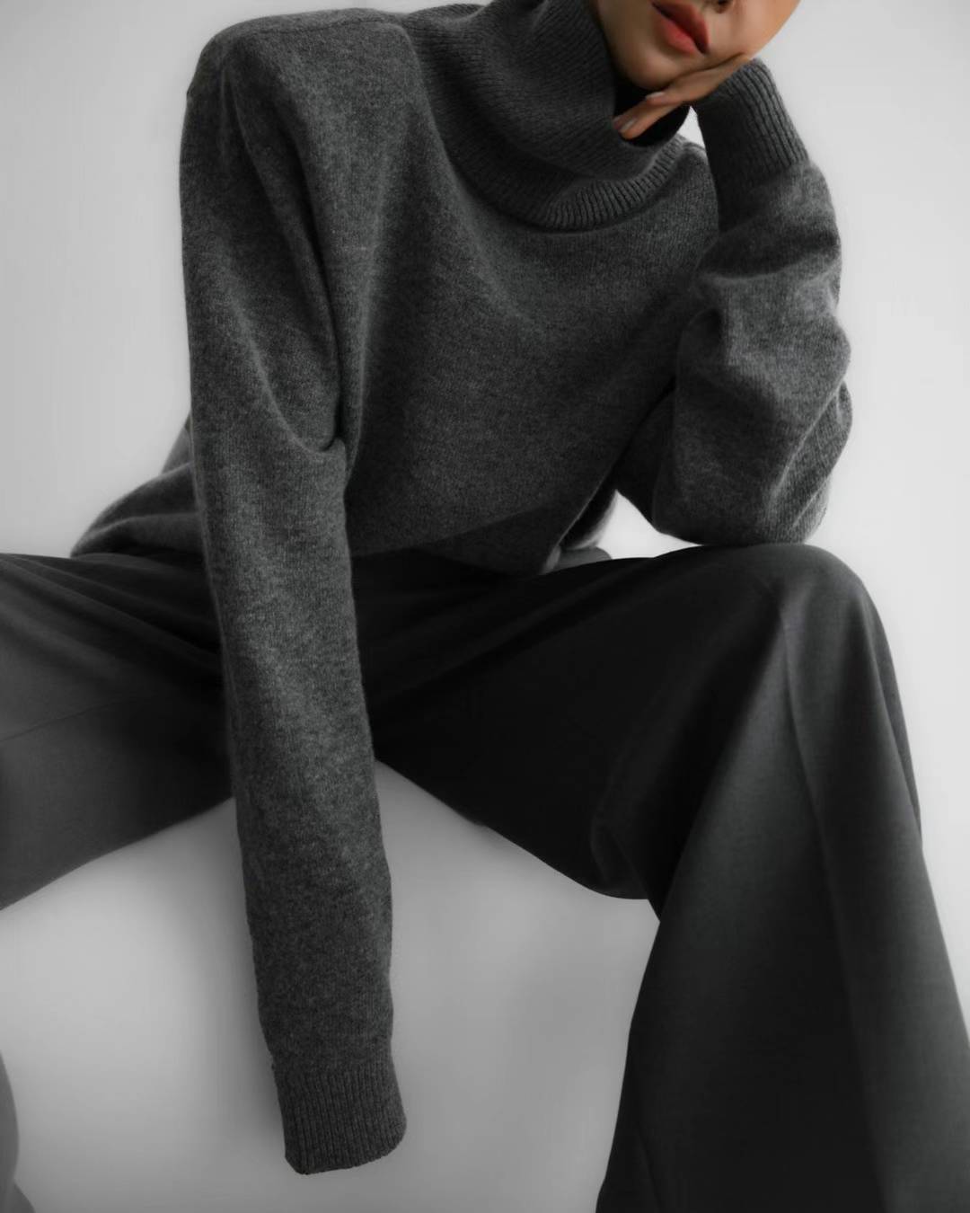 BUTTON STRAP PLEATS TROUSERS