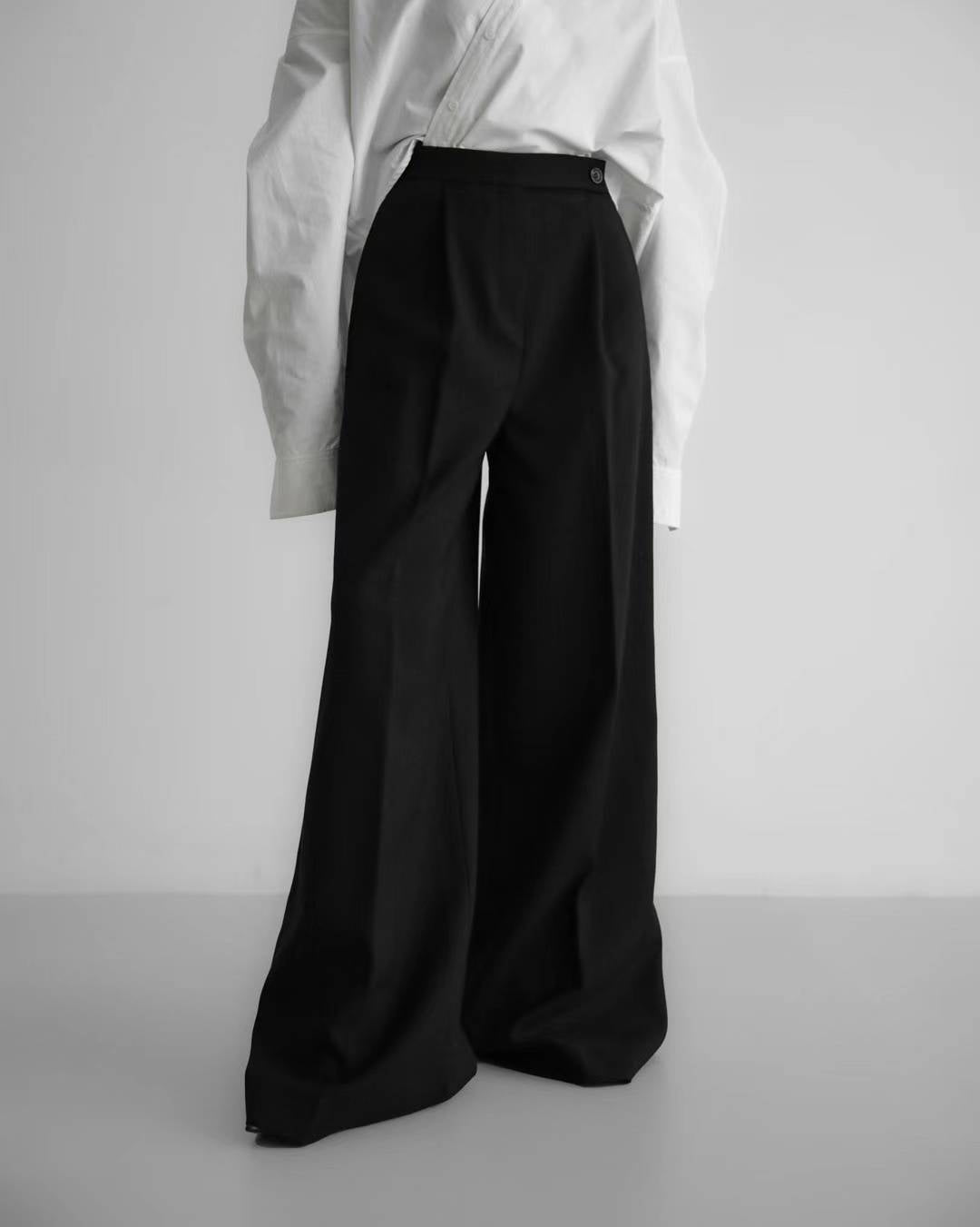 BUTTON STRAP PLEATS TROUSERS