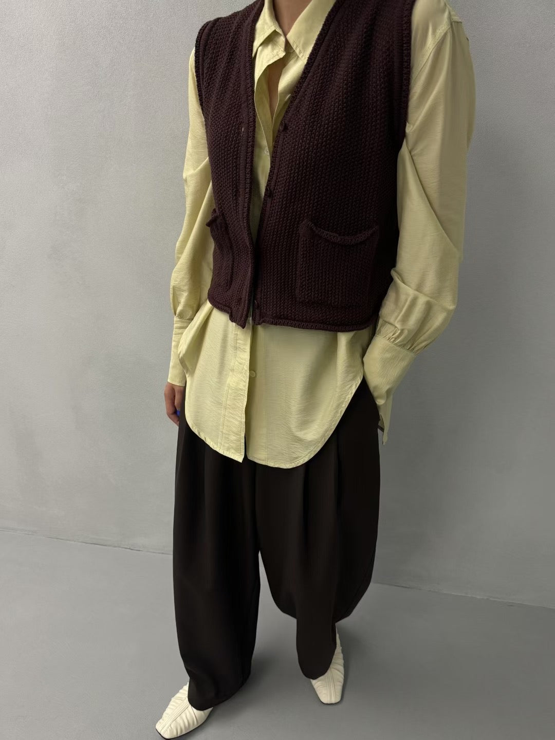 V NECK SLEEK KNIT VEST