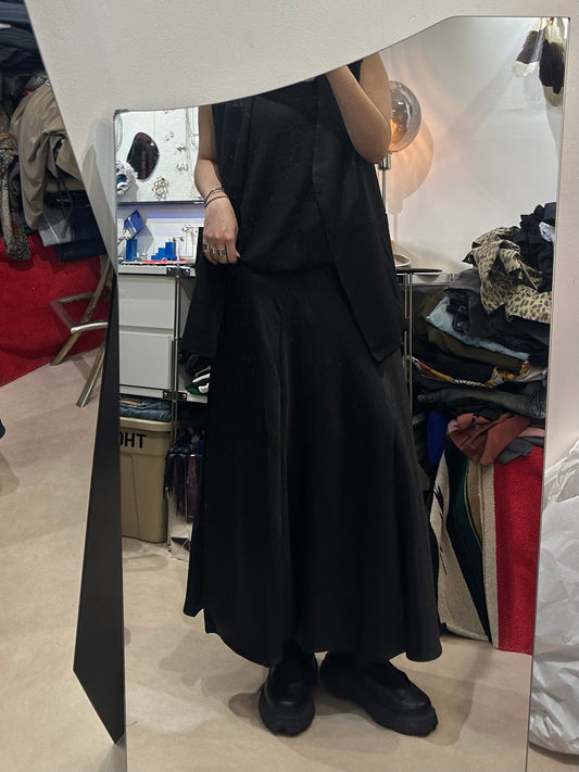 CURVE SEAM SATIN SKIRT