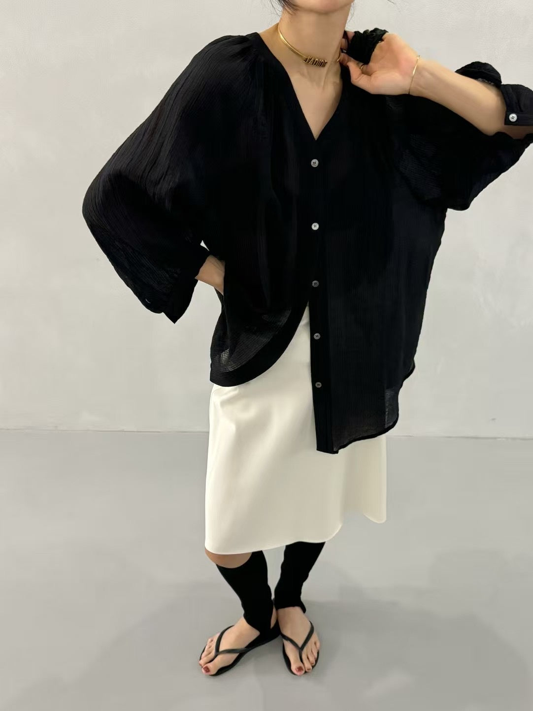 V NECK STRAIGHT GRAIN SHIRT
