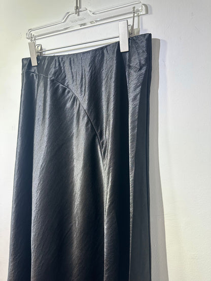CURVE SEAM SATIN SKIRT