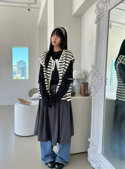 MONOCHROME STRIPED KNIT VEST